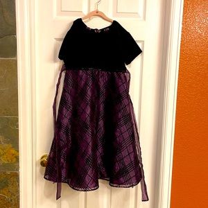 Formal girls dress. Perfect for a day at the theater, church…really any outing!